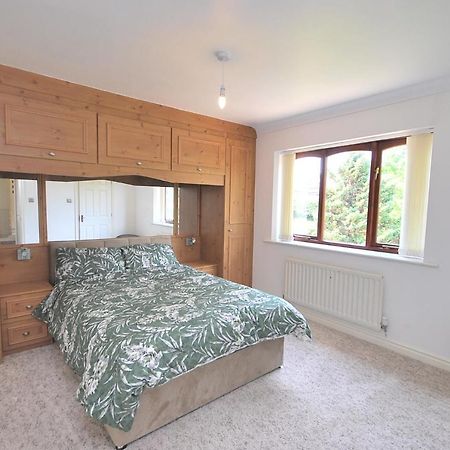 Entire And Exclusive Four Bed Detached Villa Lostock ภายนอก รูปภาพ