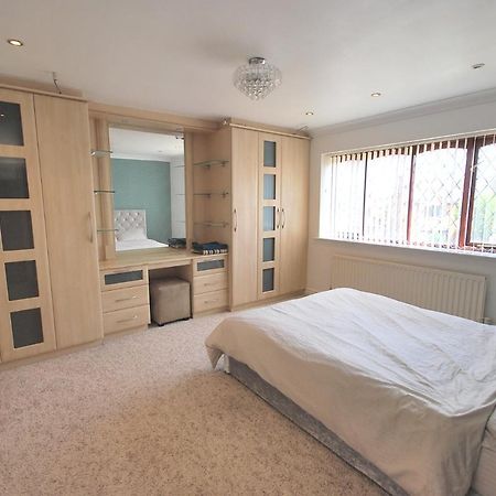Entire And Exclusive Four Bed Detached Villa Lostock ภายนอก รูปภาพ