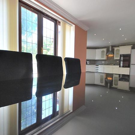 Entire And Exclusive Four Bed Detached Villa Lostock ภายนอก รูปภาพ