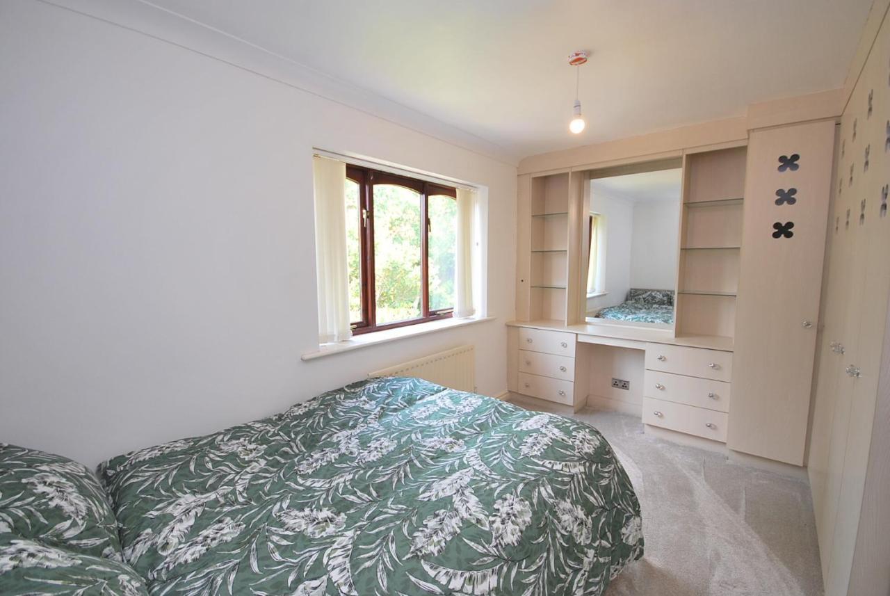 Entire And Exclusive Four Bed Detached Villa Lostock ภายนอก รูปภาพ