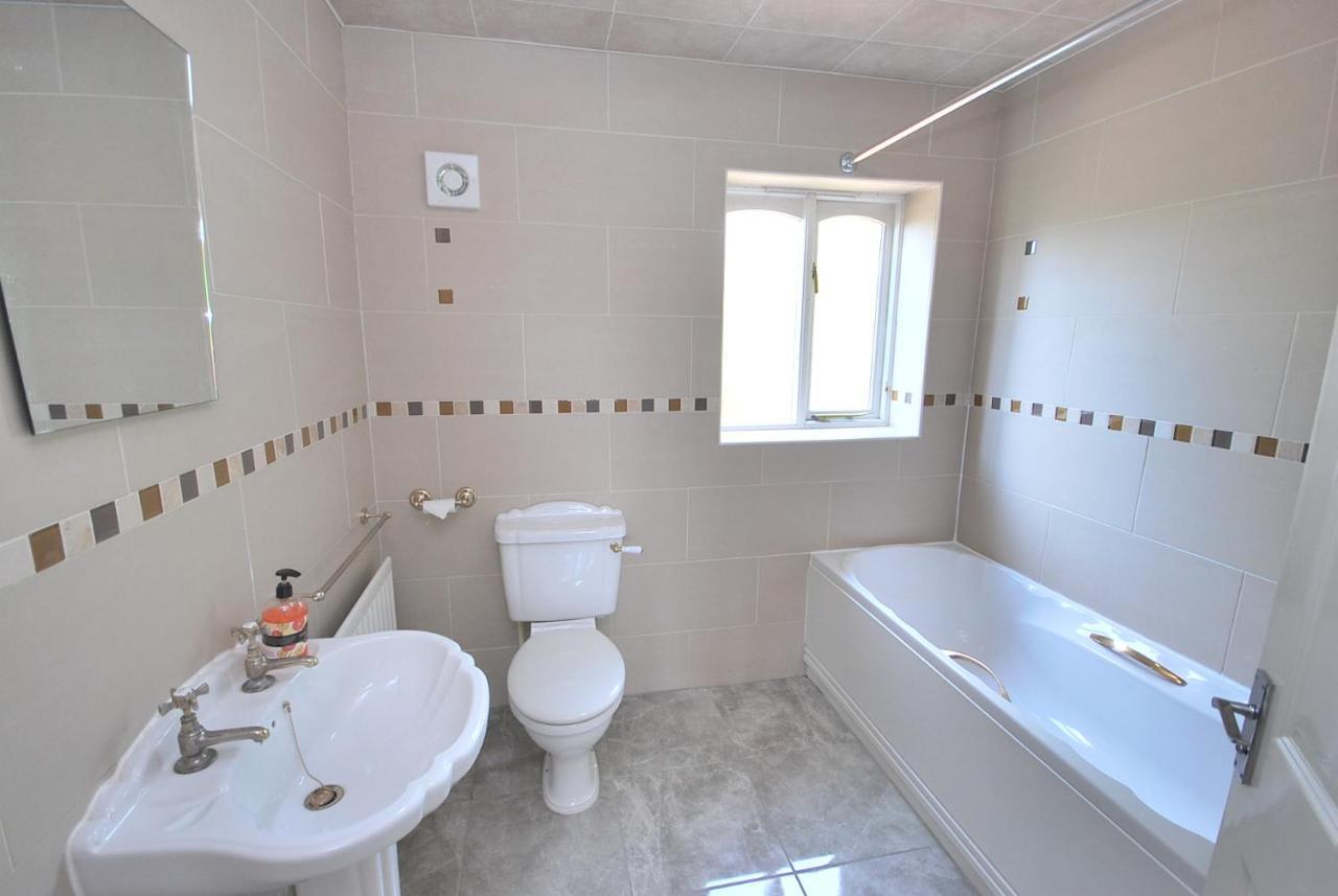 Entire And Exclusive Four Bed Detached Villa Lostock ภายนอก รูปภาพ