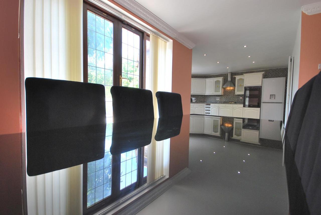 Entire And Exclusive Four Bed Detached Villa Lostock ภายนอก รูปภาพ