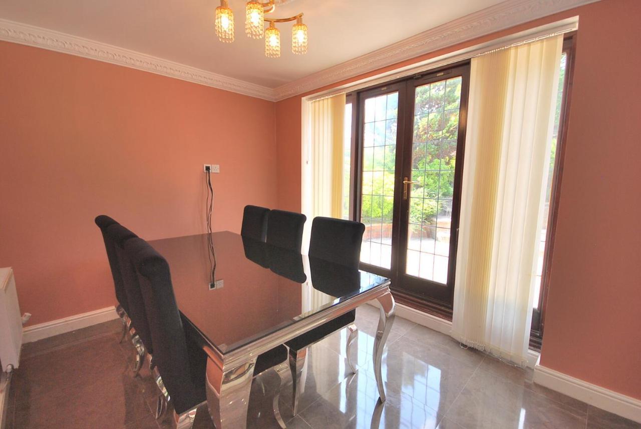 Entire And Exclusive Four Bed Detached Villa Lostock ภายนอก รูปภาพ