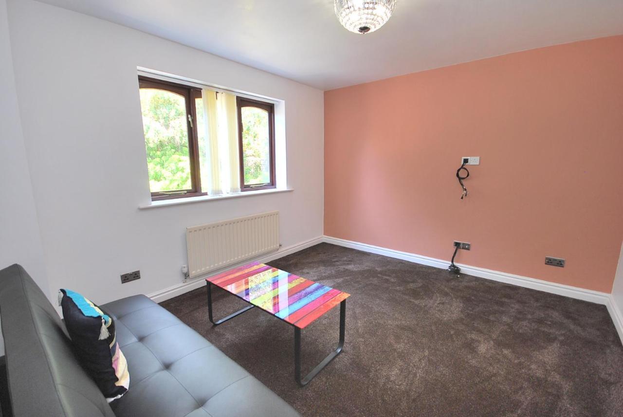 Entire And Exclusive Four Bed Detached Villa Lostock ภายนอก รูปภาพ