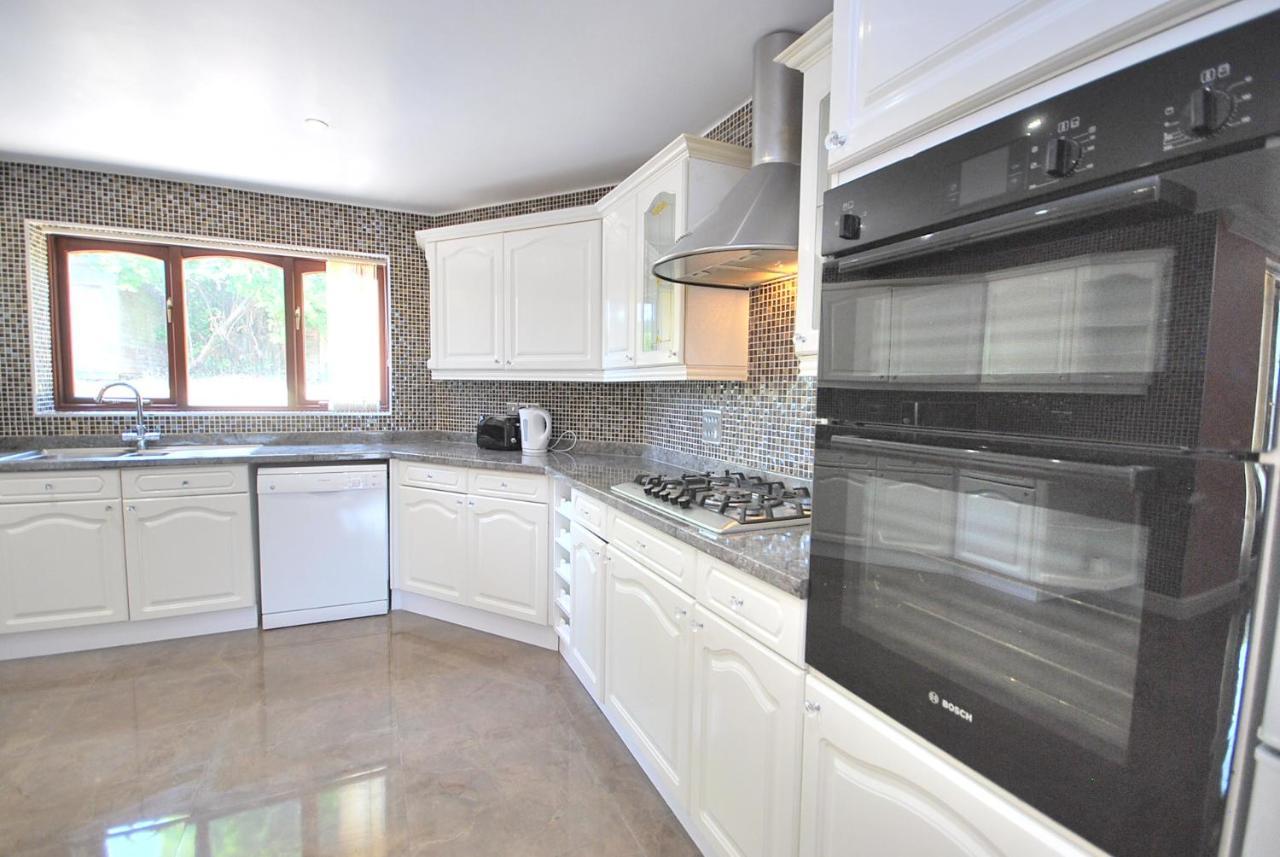 Entire And Exclusive Four Bed Detached Villa Lostock ภายนอก รูปภาพ