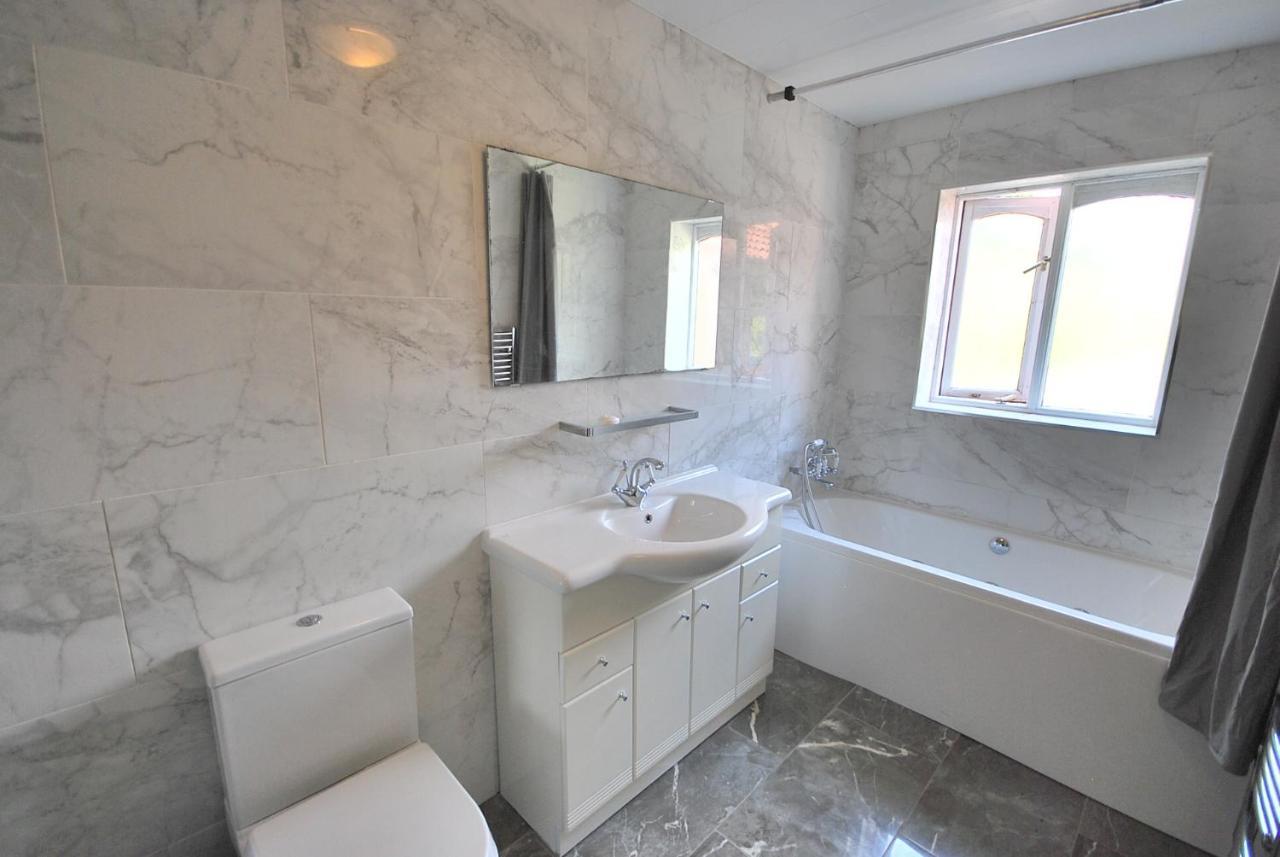 Entire And Exclusive Four Bed Detached Villa Lostock ภายนอก รูปภาพ