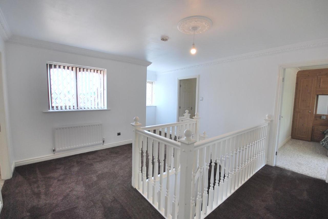 Entire And Exclusive Four Bed Detached Villa Lostock ภายนอก รูปภาพ
